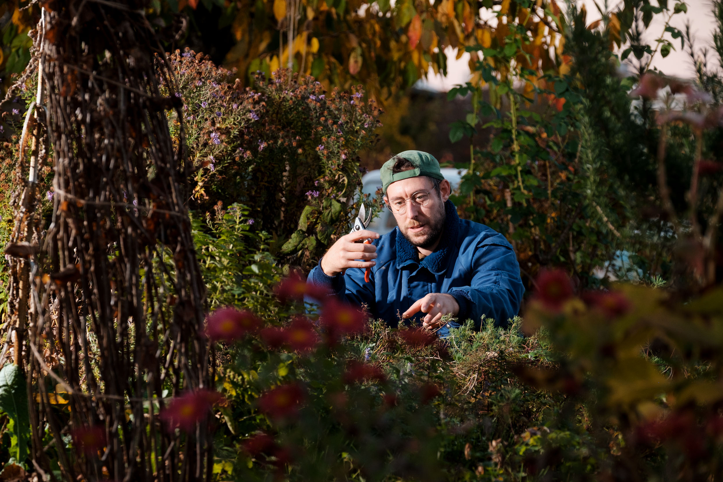 Christian Studer von Gartennatur in den Rabatten